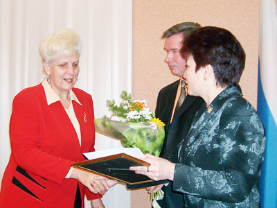 Генеральному директору ЗАО “Элита” Вере Морозовой награду вручает Министр экономического развития и торговли ЧР Гульмира Акимова.