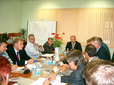 Директор ГУП “Бос” Юрий Алексеев (в центре) проводит круглый стол. фото Галины Мироновой.