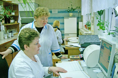Лаборант Татьяна Григорьева (на переднем плане) и начальник лаборатории Наталья Куликова. Фото автора.