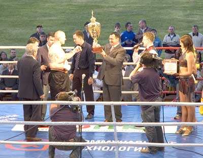 Президент Н.Федоров награждает победителя.