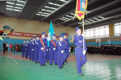 Строевой зачет получают кадеты школы № 16. Фото Валерия Бакланова.