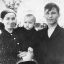 Алексей и Галина Казанцевы с сыном Николаем на руках, будущим отцом Татьяны Николаевны. 