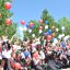 Выпускники гимназии № 6 и взлетающие в небо шары как символ новой жизни. © Фото Анастасии Григорьевой