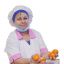 Светлана Федорова работает в столовой второй школы уже 18 лет, уверяет, что повара работают по всем правилам, и демонстрирует мандарины: “Дети получают свежие фрукты, отборные, прекрасного качества”.