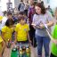 Дети под руководством взрослых наставников собирают роботов из элементов “Lego”. 