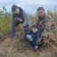 Александр Яковлев с младшими сыновьями на посадке леса в Заволжье. Октябрь 2021 года.  Фото Регины МАКСИМОВОЙ
