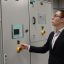 Этот электротехнический шкаф в новой лаборатории ЧувГУ отлично знаком Павлу Лысову по работе на НПП “ЭКРА”, ночью разбуди — он расскажет об его устройстве. Фото автора