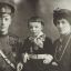 Николай Гумилев с женой Анной Ахматовой и сыном Львом (1915 г.). 