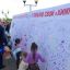 Пришедшие на площадку горожане признавались в любви Новочебоксарску и “Химпрому” на белом бумажном баннере площадью в 10 кв. метров.