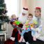 Глебу и Артему Дед Мороз со Снегурочкой принесли в подарок игрушки. И конфетами тоже угостили. Фото Марии Смирновой