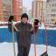 Побольше бы таких людей. Местный активист очищает от снега каток по ул. Советской, 65.
