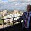 Директор строительной фирмы “Комплекс” Валерий Гордеев на 25-м этаже высотки. Фото Максима Боброва