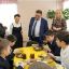 Дмитрий Пулатов пообщался с учениками разных классов, как раз пришедших на обед в школьную столовую.