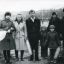 На фотоснимке запечатлена осень 1982 года. Мария Калинкина в кадре (вторая справа) со своими дочерьми, а фотографирует ее муж Николай. 