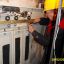 Монтаж лифтового оборудования в доме № 2 по бульвару Гидростроителей.  Фото МУП “УК в ЖКХ”.