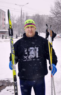В.Андреев не оставляет  своего увлечения — бега на лыжах.  Фото Валерия Бакланова.Проверен Севером Современник 