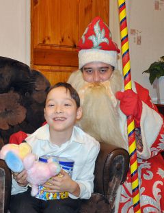Андрей Сорокин с подарками от "Граней" и Дедом Морозом.И чудо случится обязательно Новый год  - 2011 Грани с подарками идут в гости 
