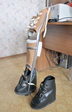 Ботинки и протез  для снятия нагрузки с ноги.  © Фото Валерия БаклановаПротезу... молоток Валерий Юнин протез 