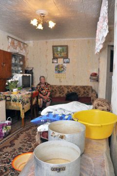 У Антонины Ивановны Загребиной уже опускаются руки:  дожди заливают ее квартиру. © Фото Валерия БаклановаSOS:  спасите от “Новэка”! читатели жалуются 