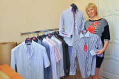 Дизайнер ЗАО “Элита” Т.Пуркина разрабатывает новые модели мужских сорочек.  Фото Валерия Бакланова.Эксклюзив от “Элиты” Элита 