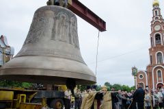 Колокол установили на звонницу строительство колокольни в Новочебоксарске 