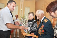 Медали вручают супругам Кисленко. Фото с сайта администрации НовочебоксарскаЛюбовь и верность пронесли через года 8 июля — День семьи награды 