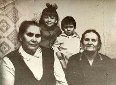 Анна Щербакова (справа) со своей сестрой Галиной и маленькими внучками Ириной и Мариной.Любовь в каждом поступке