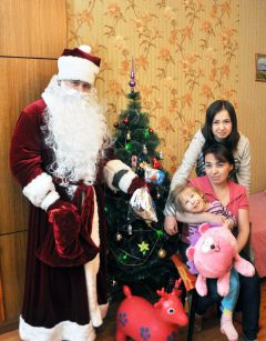 Насте папа купил елку, а Дед Мороз принес подарки.  © Фото Валерия БаклановаЧудо творят добрые люди фоторепортаж 