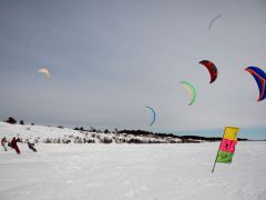 Фото http://kwclub.ru.По снегу и ветру с воздушным змеем сноукайтинг 