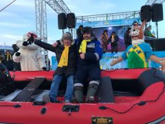Анатолий Аксаков предоставил лодку с мотором, которую выиграл новочебоксарец Андрей Симушкин.Как холодильники из Волги достают Рыбак рыбака-2021 
