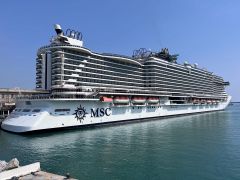 “MSC Seaside”: год постройки — 2017, кают — 1931, пассажиров — 5179, экипаж — 1413.Почти год на круизном лайнере Современница 