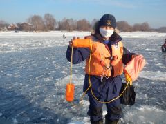 Отчаянные. Любители отдохнуть на льду рискуют жизнью  безопасность на льду Безопасность 