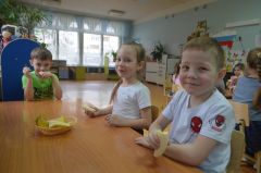 Ребятишки в садике № 12 “Золотой ключик” на момент нашего посещения второй раз завтракали — бананами. 10 из 5 – дети дали оценку питанию Здоровье нации 