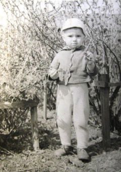 Александр Просвирнов в саду у дедушки и бабушки на Чапаевском поселке (май 1963 г.).По следам детства
