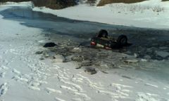 Выезд на лед на автомобиле может закончиться трагически. Так произошло в марте этого года возле села Моргауши.  Фото с сайта www.21.mchs.gov.ruВ ледяной ловушке рыбаки 
