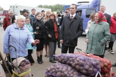 20100909_07_resize.JPGМихаил Игнатьев посетил минирынок в Чебоксарах рынок президент Игнатьев 