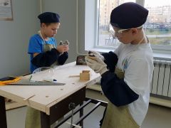 12-летний Иван Суворов (в белой футболке) из Йошкар-Олы и его товарищ мастерят коробочки из деревянных дощечек в столярной мастерской. Женсовет Новочебоксарска посетил Чувашский кадетский корпус  кадетский корпус 