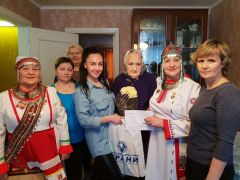 ...как и Мария Чепурова (в центре). Фото cap.ruВетераны отмечают 95 ветераны 