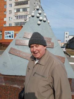 Владимир Александрович, пенсионерДорога в школу, памятник и машины под окном