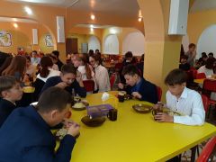 Учащиеся 7-8 классов школы № 17 с аппетитом ели и суп, и макароны, и выпечку.Аппетит приходит во время учебы школьное питание 