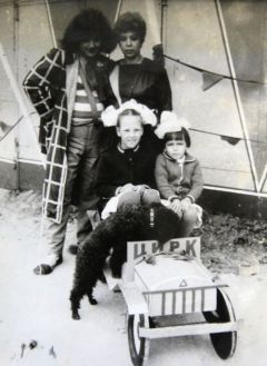 Наташа и Женя с мамой Галиной Крыловой в цирке.Любовь в каждом поступке