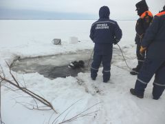 42431de60a5ac8b9fe6acea46b40a8fd.jpgМашина с рыбаками, провалившаяся под лед, принадлежала больнице ЧП рыбаки Гибель 