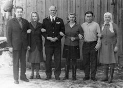 Анатолий Петров (в центре) с супругой и родными.Помогите найти однополчанина  Бессмертный полк 