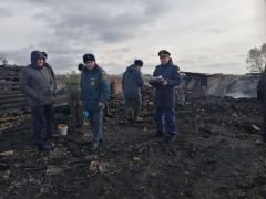 Место пожараНазвана предварительная причина пожара с четырьмя погибшими в Батыревском районе пожар 
