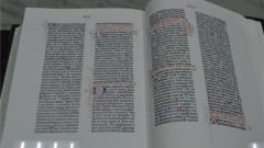 Библия Гутенберга - вершина типографского искусстваВ Чувашском национальном музее показали шедевр изящной печати библия Выставка Чувашский национальный музей 