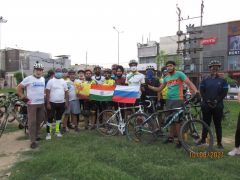 Велогруппа из Индии с флагамиПомним и чтим, потому что мы Вместе солнце на спицах велопробег 