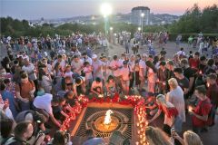 “Свечи памяти” зажгли сотни жителей Чувашии. Фото cap.ruПомнить, чтить, гордиться свеча памяти Акция 
