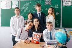 Екатерина Ананьева (в центре) и ее выпускники 2021 года. Обо всем на свете по... английски Учитель года-2022 