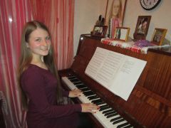 ...А еще играет на фортепиано. Фото автораНаписала гимн  для Национального телевидения Знакомьтесь! Аня Горинова 