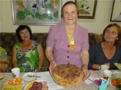На своем юбилее Наталья Яковлевна угощала гостей вкусным домашним тортом. Фото из архива ЦСОНГодам вопреки Моя бабушка (дедушка) лучше всех! 